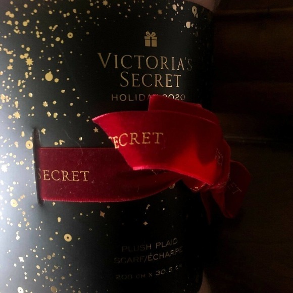 Victoria Secret Woman's Holiday 2020 Pink Plush Plaid Fringe Scarf 208X3… - Picture 7 of 8